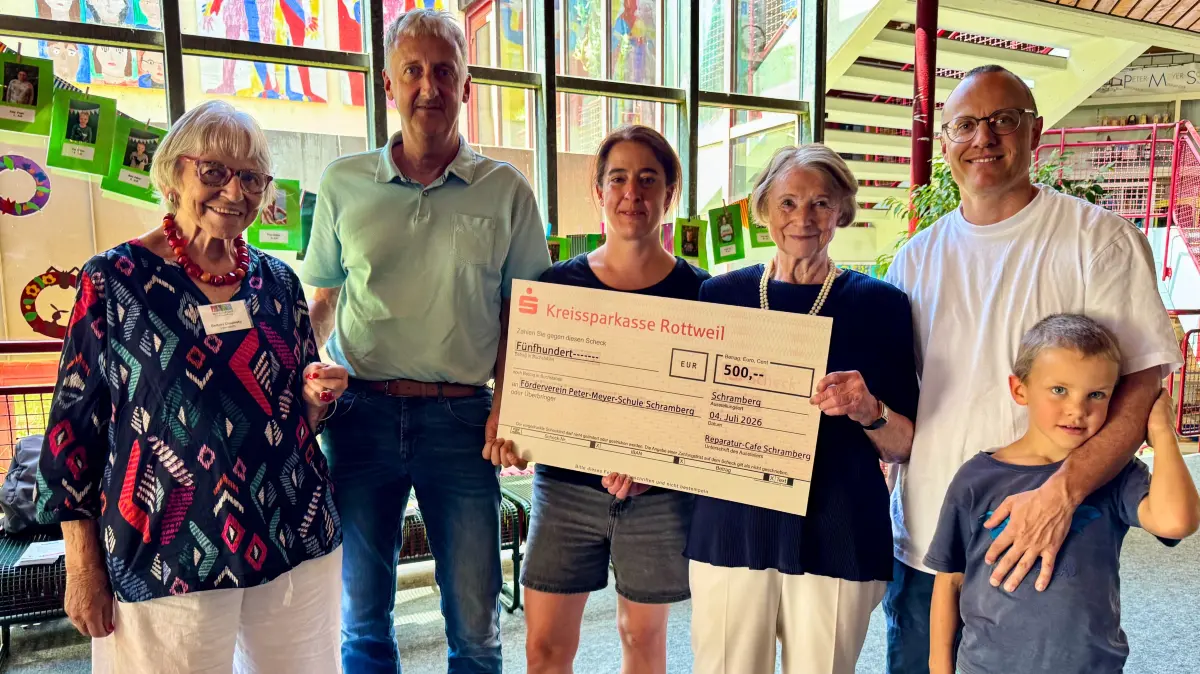 Bei der Scheckübergabe des Reparaturcafés Schramberg an den Förderverein der Peter-Meyer-Schule (von links): Barbara Olowinsky (Generationen- und Senioren-Forum), der scheidende Schulleiter Michael Kasper, Fördervereinsvorsitzende Simone Hangst, Juliane Kugler (Generationen- und Senioren-Forum) und der stellvertretende Schulleiter Nikolai Großhans mit Sohn.
