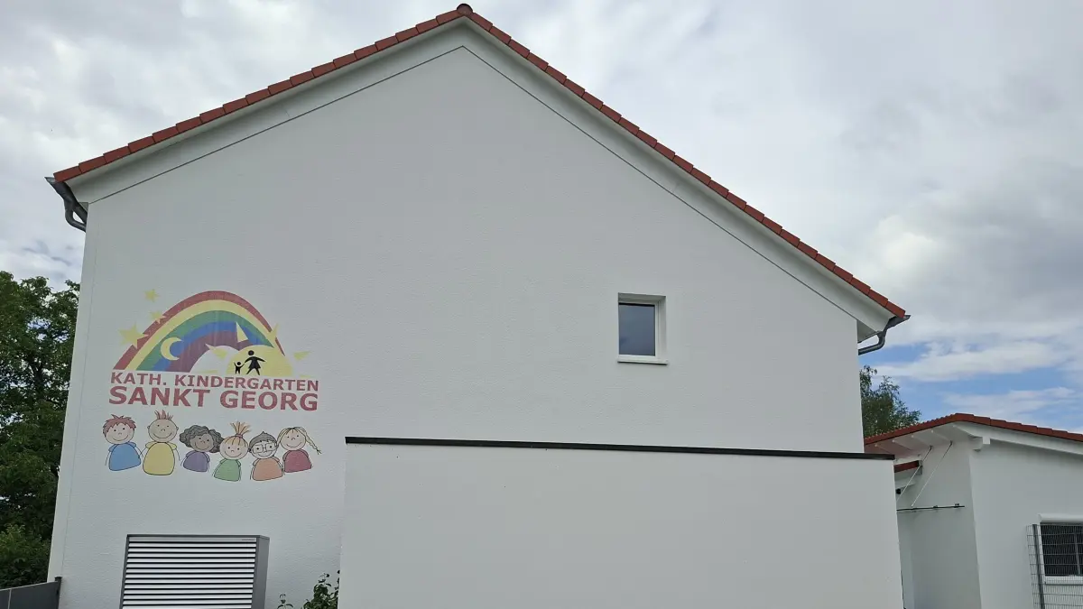 Mit dem Anbringen des Logos endet praktisch eine sehr aufwendige Sanierung des Katholischen Kindergartens St.Georg, wobei die Gemeinde einen deutlich höheren Beitrag leistete als die Kirchenverwaltung.