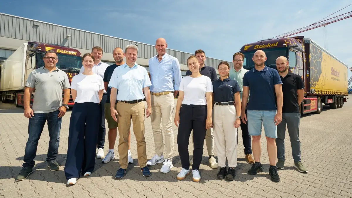 Vertreter der Nagolder Spedition Stikel, der Netze BW und der Stadt bei der Präsentation des gemeinsamen Pilotprojekts.