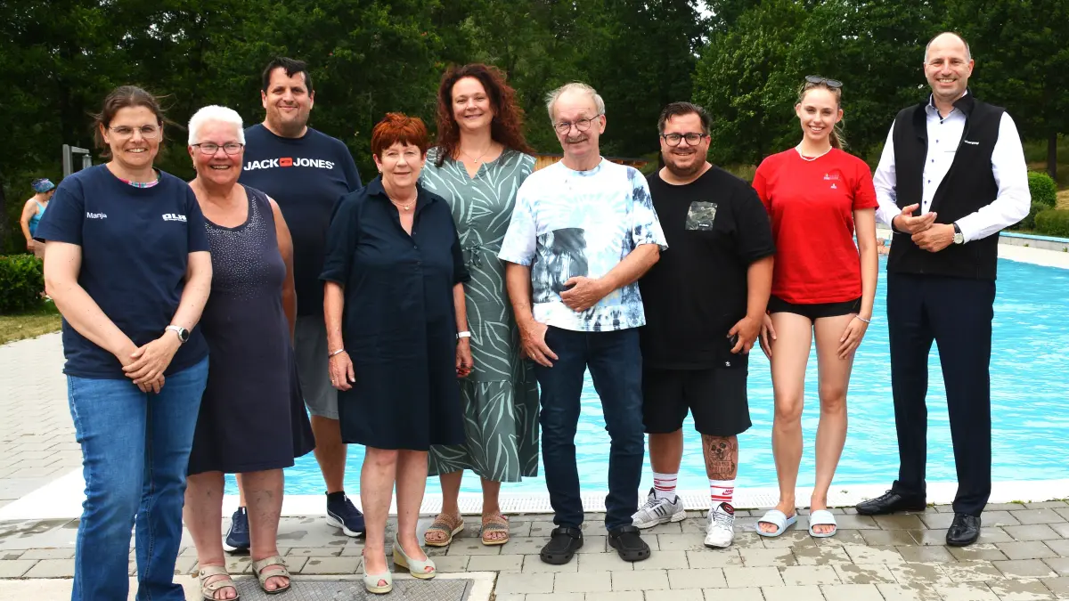 Beim Tag des Freibads in Tannheim tauschen sich aus (von links): Manja Guhl, Beate Riester, Marc Dannell, Katharina Hirt, Ortsvorsteherin Anja Keller, Karl-Heinz Bartsch-Pubanz, Nicola Schurr, Bademeisterin Eva Peetz und Gregor Gülpen (SVS).