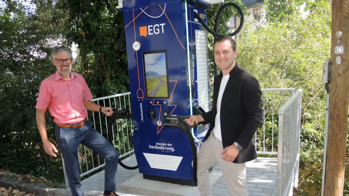 Bürgermeister Marc Winzer und Fabian Ringwald, Geschäftsführer der EGT Energy Solutions, weihen die neue Ladesäule ein.