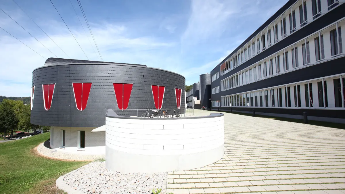 Die große Fakultät „Technik“ der DHBW Lörrach wird die Lerchenstadt verlassen und ihre Arbeit auf dem Vitra-Campus in Weil am Rhein aufnehmen. Der weitläufige Campus an der Lörracher Hangstraße werde gleichwohl auch künftig eine zentrale Rolle für die Hochschule spielen, betont diese.