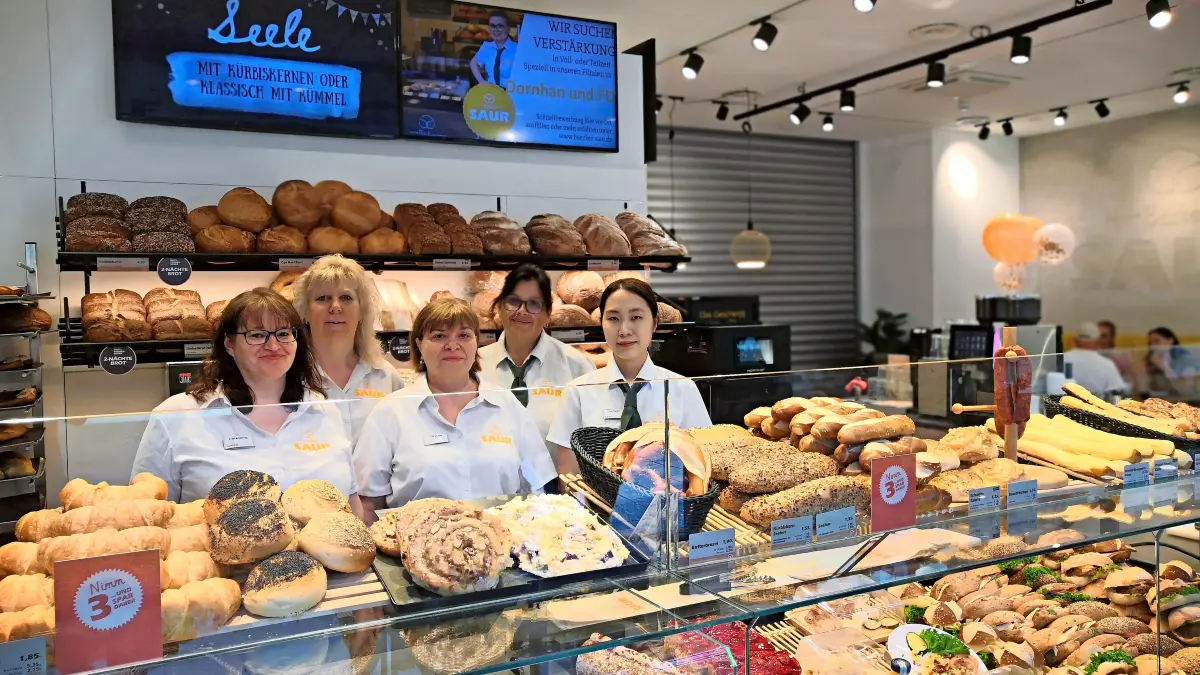 Die Verkäuferinnen der neuen Saur-Filiale (von links): Tanja Schmiling, Filialleiterin Sabine Schetter, Filimina Jochim, Verkaufsleiterin Bettina Rieger und Thi Van Nguyen.