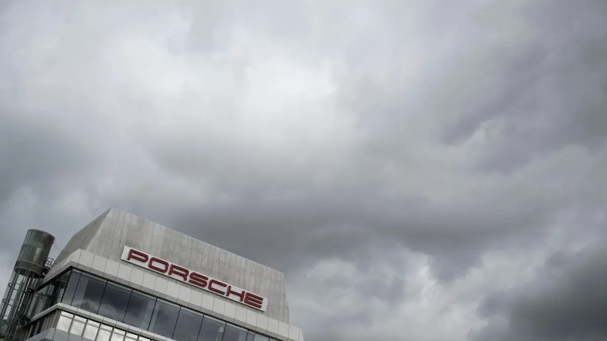 Porsche: ARCHIV - 03.09.2025, Baden-Württemberg, Stuttgart: Dunkle Wolken sind über dem Stammwerk der Porsche AG zu sehen. (zu dpa: «Was der Porsche- und Betriebsratschef zum Sparpaket sagen») Foto: Marijan Murat/dpa +++ dpa-Bildfunk +++