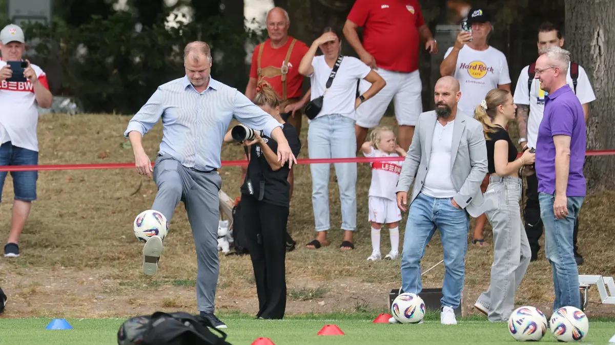 Fußball VfB Stuttgart Frauen Trainingsauftakt: BAU // Stuttgart , Fußball VfB Stuttgart Frauen Trainingsauftakt, vorn v.l. Fabian Wohlgemuth am Jonglieren und Alexande Wehle (rechts)