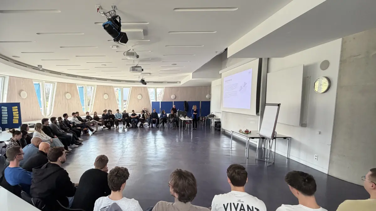 Im Innopreneur-Circle entwickeln Studierende verschiedener Studiengänge gemeinsam mit den Projektleitern Prof. Dr. Heike Walterscheid und Prof. Dr. Matthias Paul Lösungsansätze für aktuelle unternehmerische Herausforderungen.