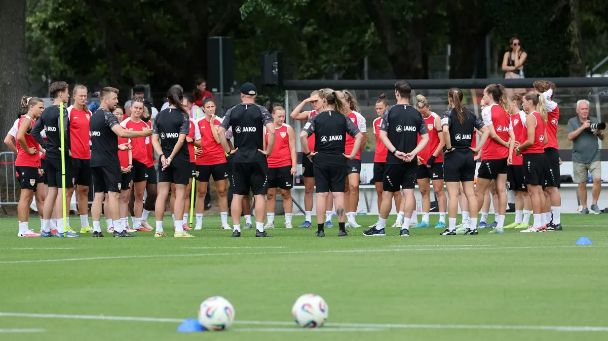 Fußball VfB Stuttgart Frauen Trainingsauftakt: BAU // Stuttgart , Fußball VfB Stuttgart Frauen Trainingsauftakt, Trainer Nico Schneck (4.v.l.) hält eine Ansprache an sein Team