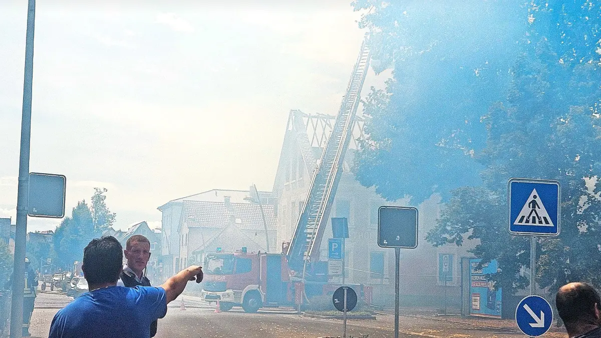 Brand in Hüfingen am 7. Juli: Rauchschwaden ziehen durch die Innenstadt, der Dachstuhl ist um 13.30 Uhr schon komplett ausgebrannt.