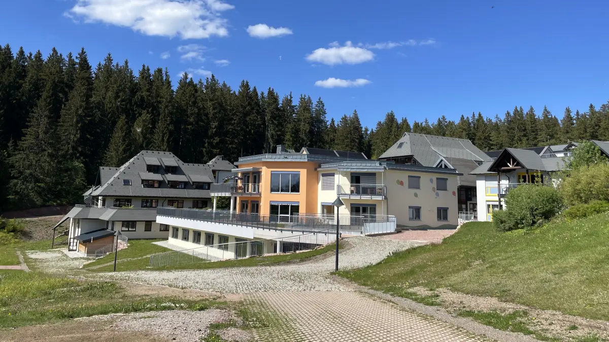 Auf der Katharinenhöhe finden junge Patienten und ihre Familien inmitten schönster Schwarzwald-Landschaft zurück ins Leben. Wie genau, können Interessierte nun erfahre