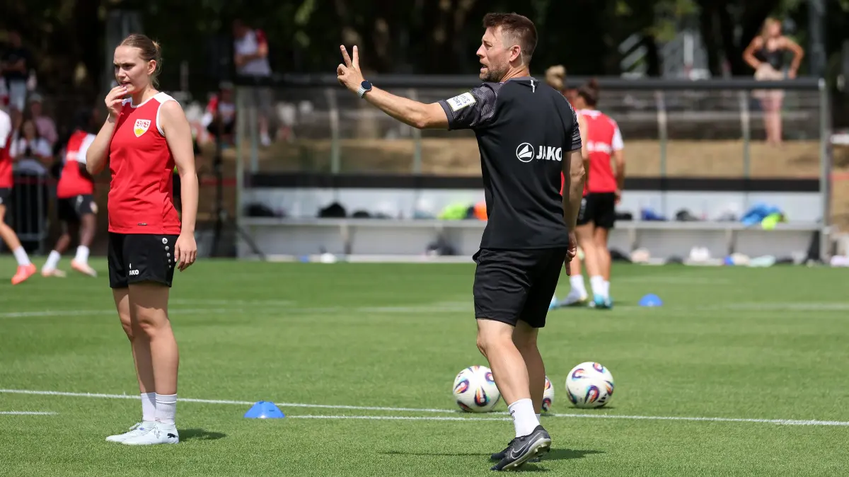 Fußball VfB Stuttgart Frauen Trainingsauftakt: BAU // Stuttgart , Fußball VfB Stuttgart Frauen Trainingsauftakt, v.l. Katharina Schäfer, Trainer Nico Schneck