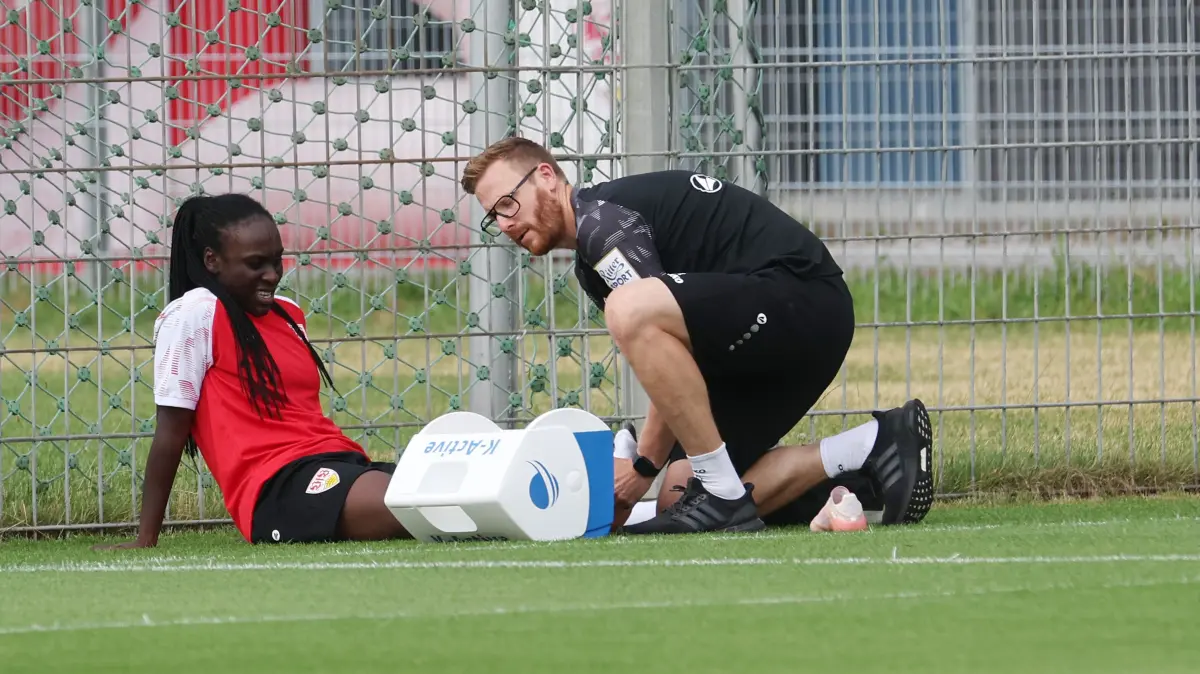 Fußball VfB Stuttgart Frauen Trainingsauftakt: BAU // Stuttgart , Fußball VfB Stuttgart Frauen Trainingsauftakt, Mira Arouna wird behandelt