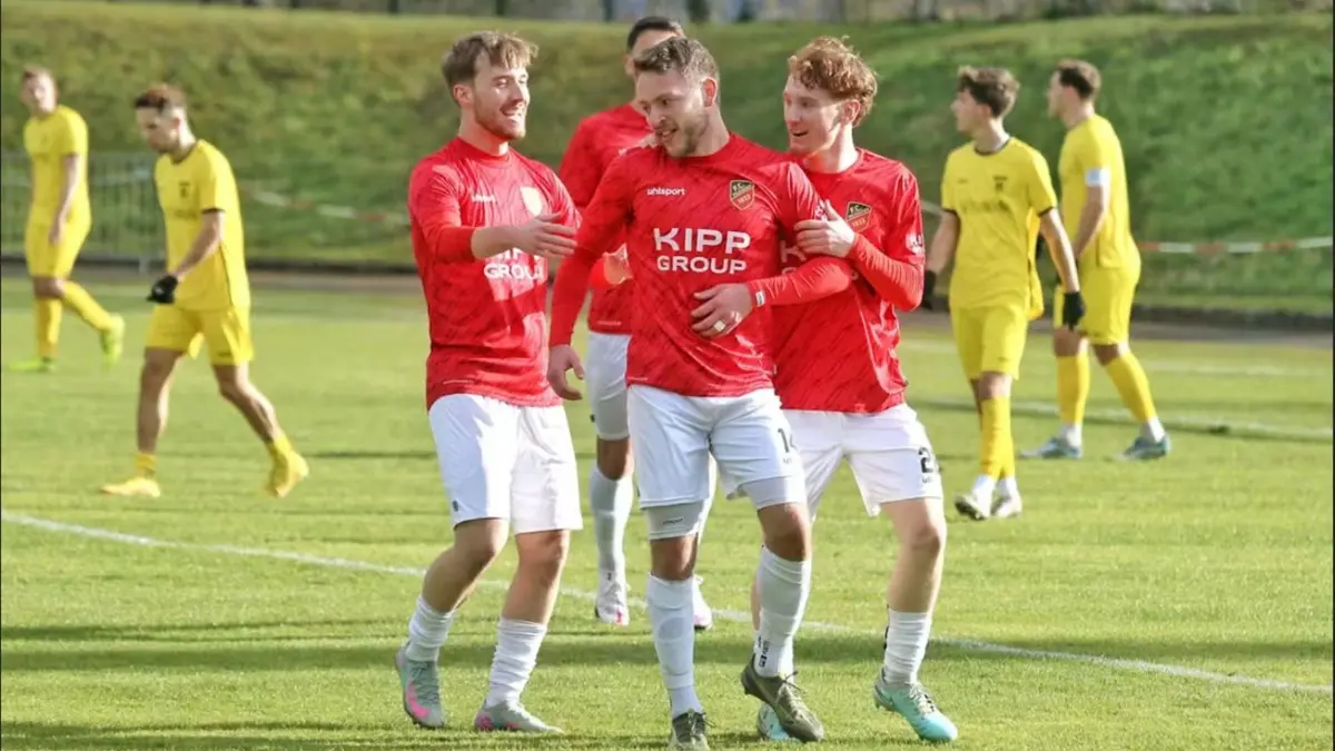 Der FC Holzhausen (Mitte) ist Gasgeber des Mühlbachpokalturniers.