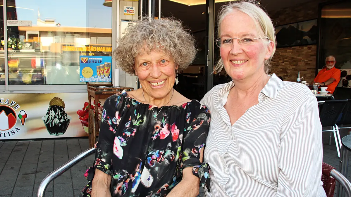 Hildegard Pfahler (l.), unermüdlich ehrenamtlich im Einsatz, zusammen mit Ine Bösche, Veranstaltungsmanagerin und Ehrenamtskoordinatorin im Pflegeheim Markgräflerland.