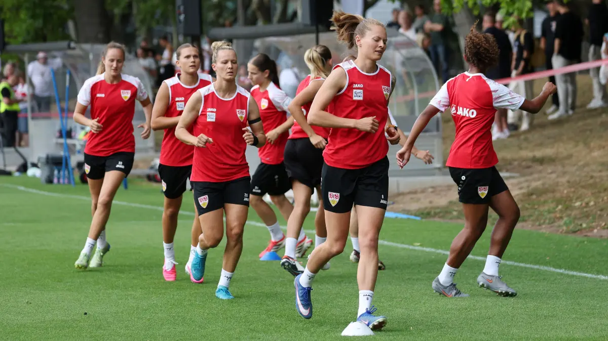 Fußball VfB Stuttgart Frauen Trainingsauftakt: BAU // Stuttgart , Fußball VfB Stuttgart Frauen Trainingsauftakt, vorn v.. Maximiliane Rall, Jana Beuschlein