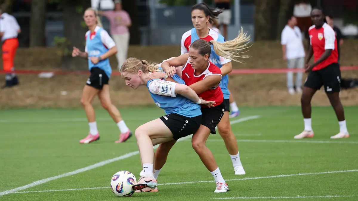 Fußball VfB Stuttgart Frauen Trainingsauftakt: BAU // Stuttgart , Fußball VfB Stuttgart Frauen Trainingsauftakt, v.l. Linette Hofmann, Dafina Redzepi