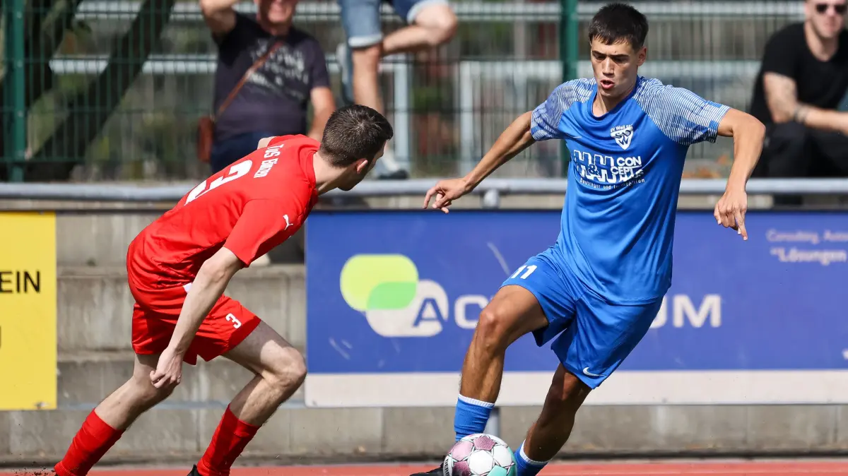 Nemanja Radulovic (blaues Trikot) wird den SV Weil verlassen und wechselt in die Schweiz.