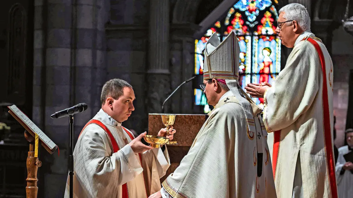Bei der Priesterweihe im Freiburger Münster überreichte Erzbischof Stephan Burger (rechts) dem neuen Priester Sandro Pröbstle (links) Kelch und Hostienschale als Zeichen dafür, dass dieser nun die Eucharistie feiern wird.