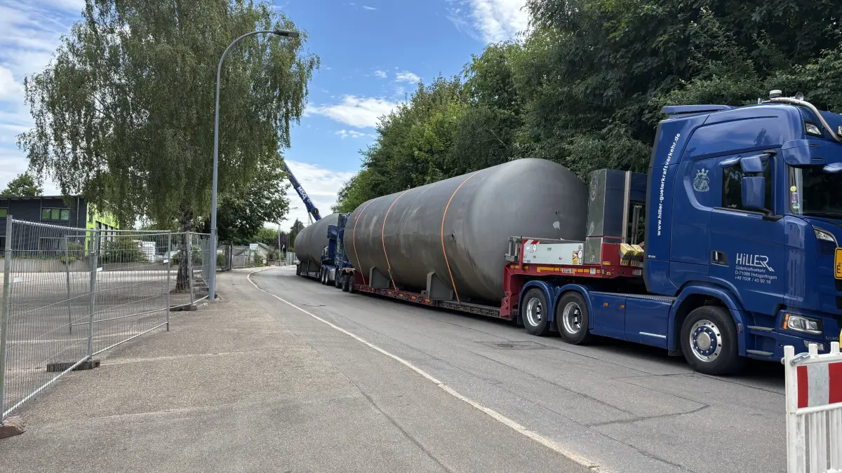 In einem Lkw-Konvoi wurden die neuen Tanks in die Industriestraße transportiert.