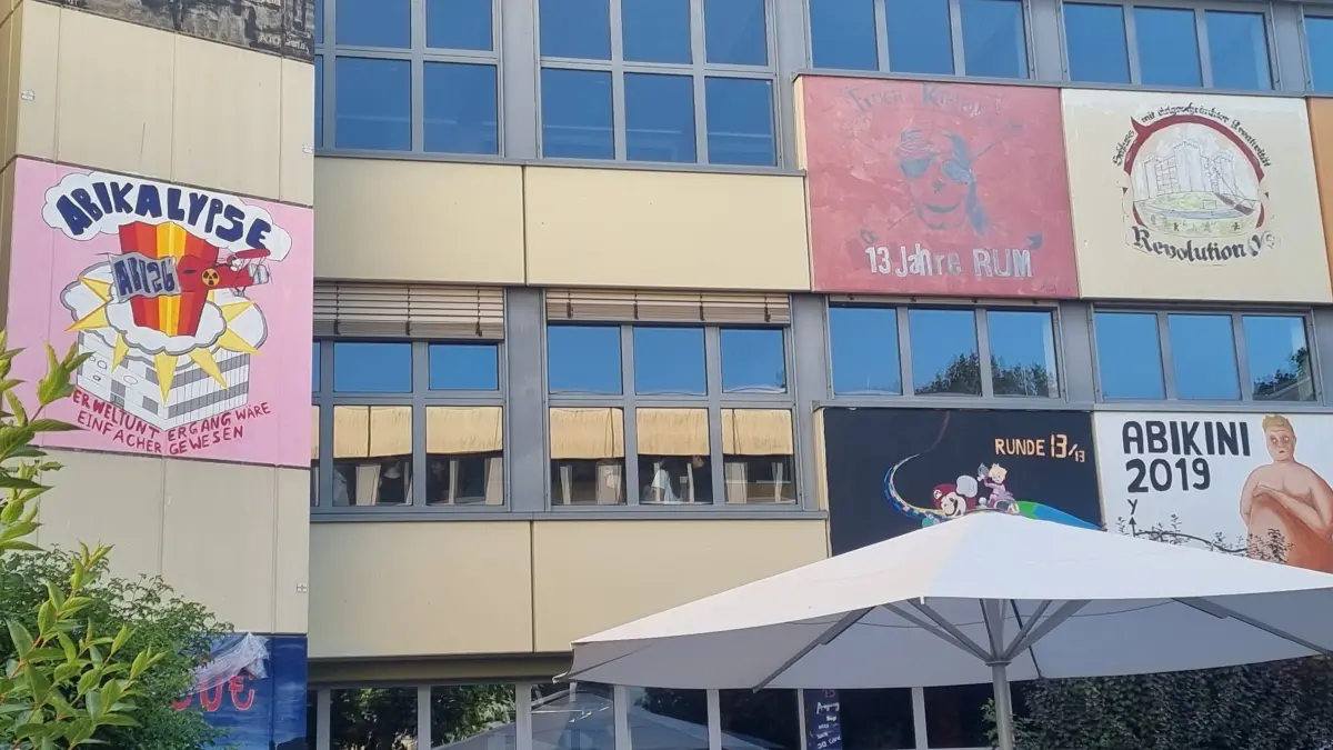 Neues Kunstwerk in der Galerie der Abi-Gemälde im Innenhof des Theodor-Heuss-Gymnasiums. Motto: "Abikalypse - Der Welteruntergang wäre einfacher gewesen" (links)
