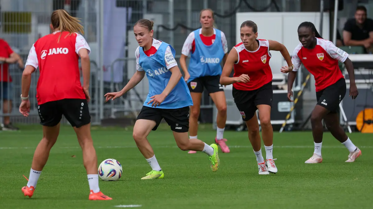 Fußball VfB Stuttgart Frauen Trainingsauftakt: BAU // Stuttgart , Fußball VfB Stuttgart Frauen Trainingsauftakt, hinten v.l. Muriel Dürr, Dafina Redzepi, Mira Arouna