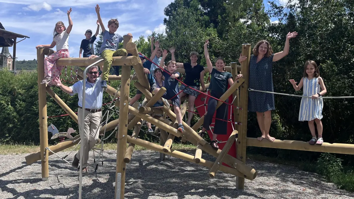 Der neue Kletterknoten auf dem Feuerbacher Spielplatz wurde seiner Bestimmung übergeben.