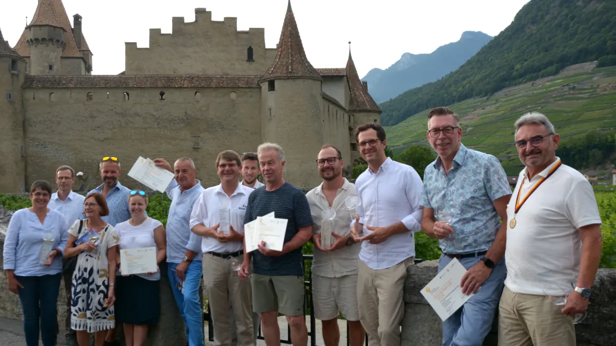 Die Pokal- und Medaillengewinner aus dem Markgräflerland bei der Preisverleihung vor dem Schloss Aigle