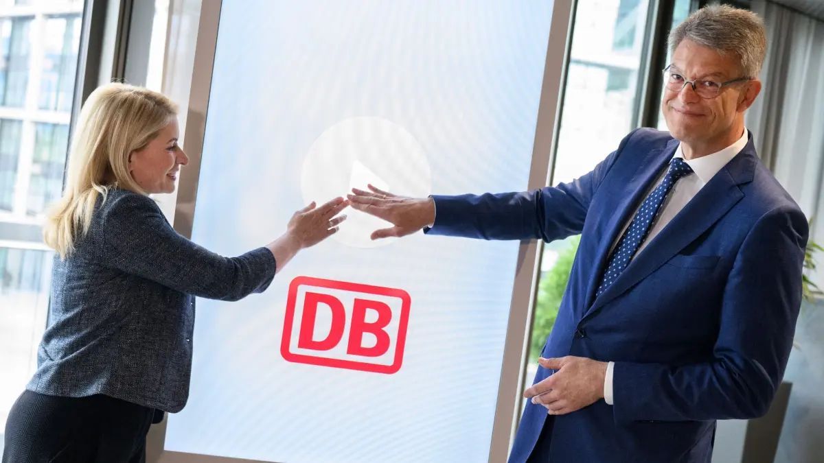 Deutsche Bahn stellt drittes Sofortprogramm vor: 08.07.2026, Berlin: Patrick Schnieder (r, CDU), Bundesminister für Verkehr, und Evelyn Palla, Vorstandsvorsitzende der Deutschen Bahn AG, stellen bei einer Pressekonferenz das Sofortprogramm „Bessere Kundenkommunikation“ der Deutschen Bahn vor. Die Bahn investiert 50 Millionen Euro bis Ende 2027 in moderne IT und künstliche Intelligenz und will damit die Kundeninformation verlässlicher, schneller und besser machen. Die Sofortprogramme sind Teil der „Agenda für zufriedene Kunden auf der Schiene“ des Bundesverkehrsministeriums. Die ersten beiden Programme betrafen mehr Sicherheit und Sauberkeit an Bahnhöfen sowie mehr Komfort im Fernverkehr. Foto: Bernd von Jutrczenka/dpa +++ dpa-Bildfunk +++