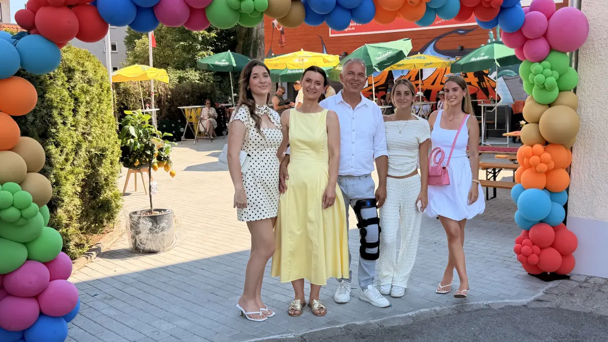 Zecir Gashi (Mitte) feierte mit seiner Familie und vielen Gästen.