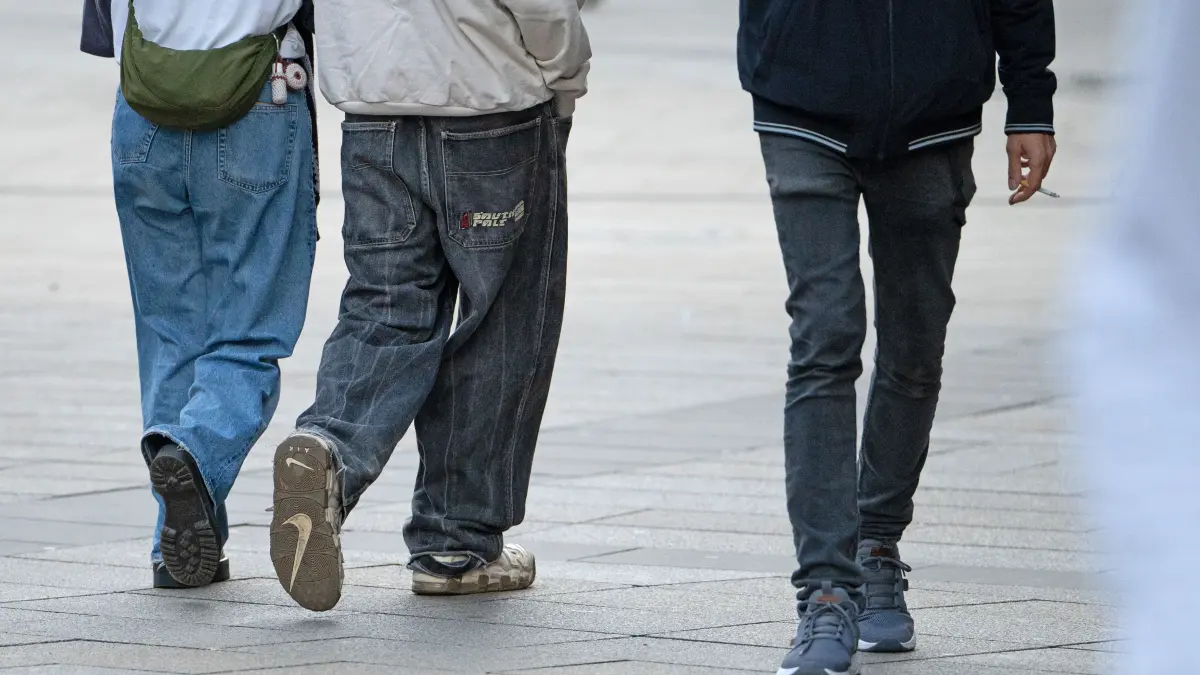 ARCHIV - 16.01.2025, Baden-Württemberg, Stuttgart: Drei Jugendliche in Jeans. (zu dpa: «Land nimmt Empfehlungen für mehr Jugendbeteiligung in MV an») Foto: Helena Dolderer/dpa +++ dpa-Bildfunk +++