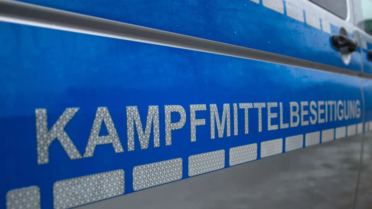 ARCHIV - 07.03.2018, Niedersachsen, Lüneburg: «Kampfmittelbeseitigung» steht auf einem Fahrzeug vom Kampfmittelbeseitigungsdienst. (zu dpa: «Kinder finden Handgranate beim Spielen in Hildesheim») Foto: Philipp Schulze/dpa +++ dpa-Bildfunk +++