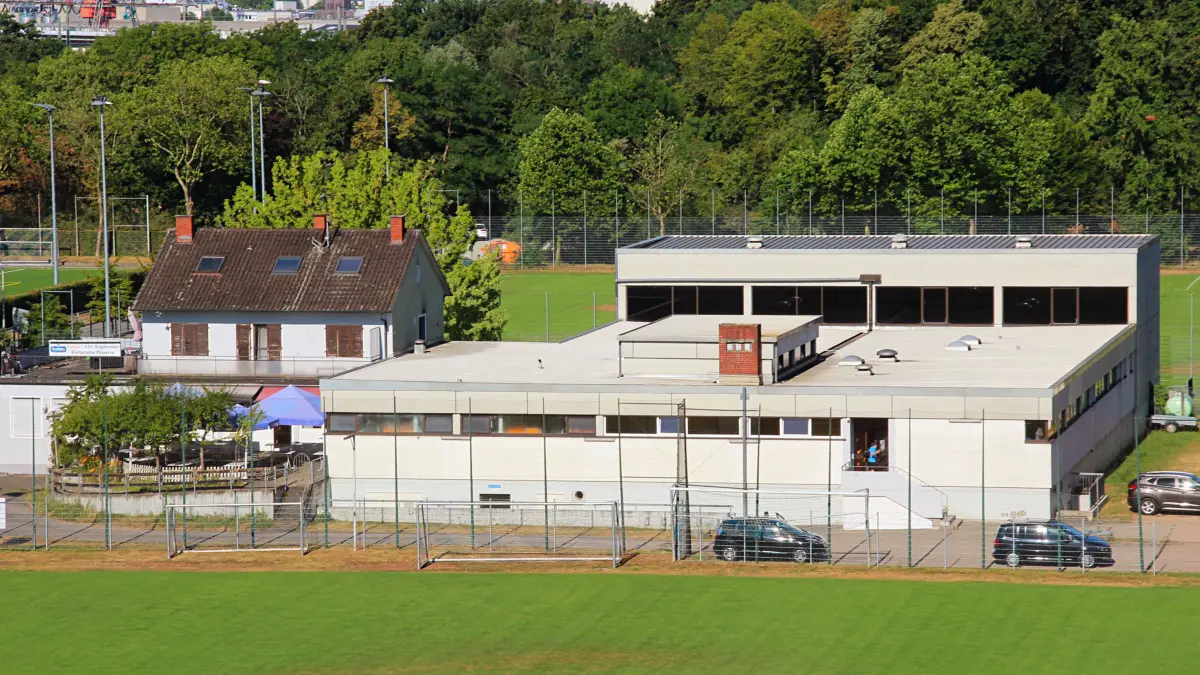 Blick auf das Sportcenter des ESV Weil am Rhein mit Sporthalle, Kegelzentrum und Gaststätte. Seinen 100. Geburtstag kann der Verein feiern.