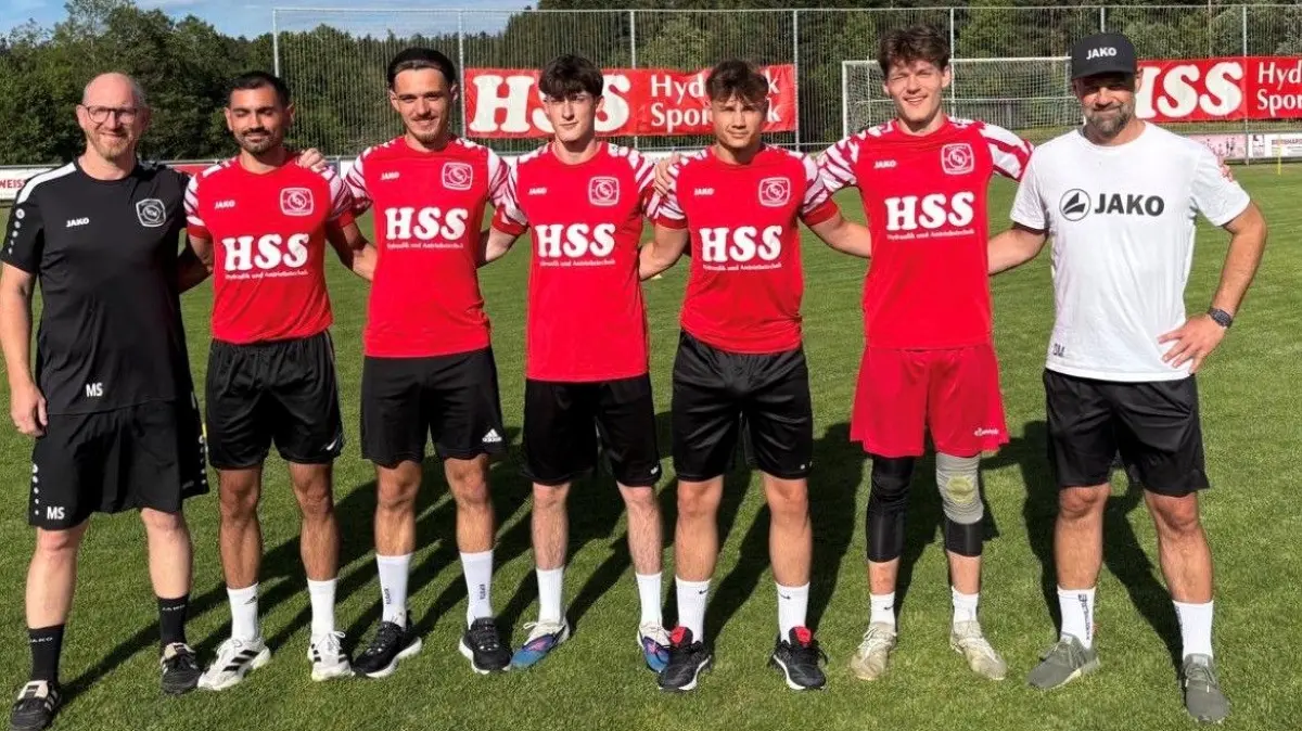 Mit fünf neuen Spielern startete der FC Königsfeld in die Vorbereitung: von links Trainer Mike Seidel, Daniele Bruno, Fatijon Krasniqi, Maximilian Rudy, Luis Milinovic, Leonardo Lakatos, Trainer Daniel Miletic.