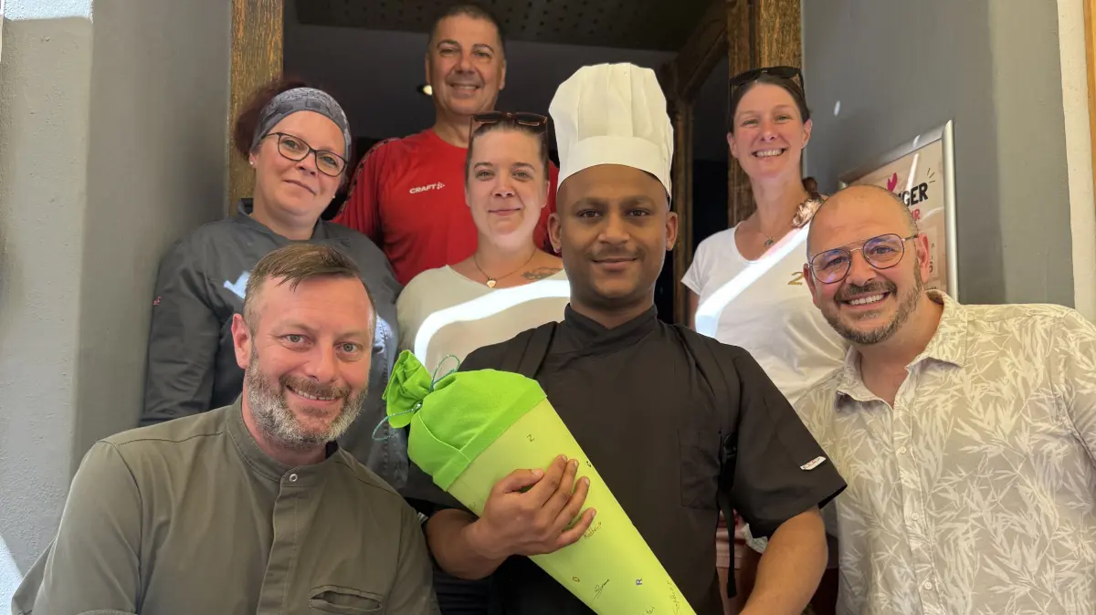 Freuen sich für Rahul Kumar, dass er bleiben kann: Das Ott-Team, von links unten Mario Wensorra, Rahul Kumar, Benjamin De Felice, von links oben Jennifer Armbruster, Kathrin Albrecht, rechts oben und Kerstin Adler mit Domenico Wittkopf (hinten).