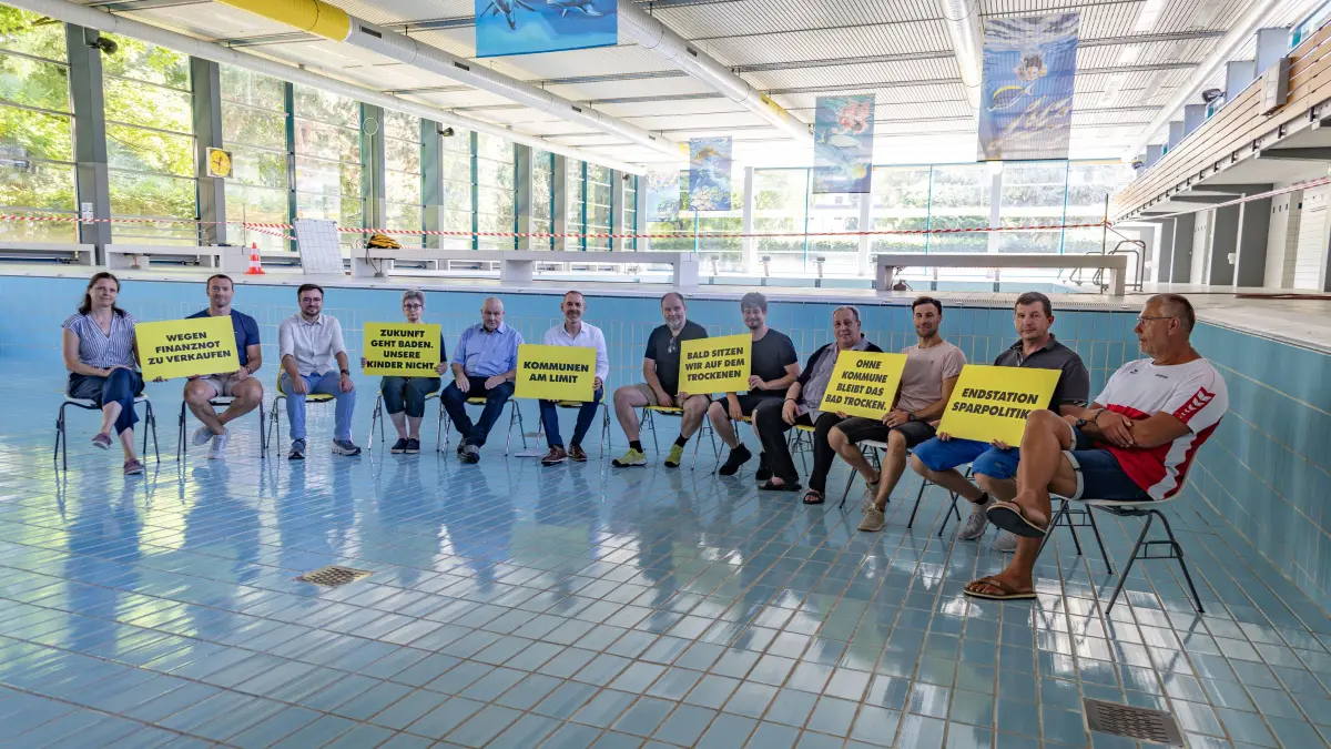 Diskussion am Beckenboden: (v.l.): Julia Maricic (Hebel-Gymnasium), Patrick Scheller (Fachbereich Soziales/Jugend/Sport), Tobias Kilian (Stadtwerke Lörrach), Dr. Stefanie Müller (Schulleitung Hebel-Gymnasium), Peter Kleinmagd (Fachbereich Finanzen), Oberbürgermeister Jörg Lutz, Fritz Böhler (Fraktionsvorsitz Grüne), Matthias Lindemer (Fraktionsvorsitz Freie Wähler), Bernhard Escher (stellv. Fraktionsvorsitz CDU), Michael Zimny (Hans-Thoma-Gymnasium), Andreas Kress (Bäderbetriebe) und Andreas Pannach (Schwimmen Rot-Weiß Lörrach).