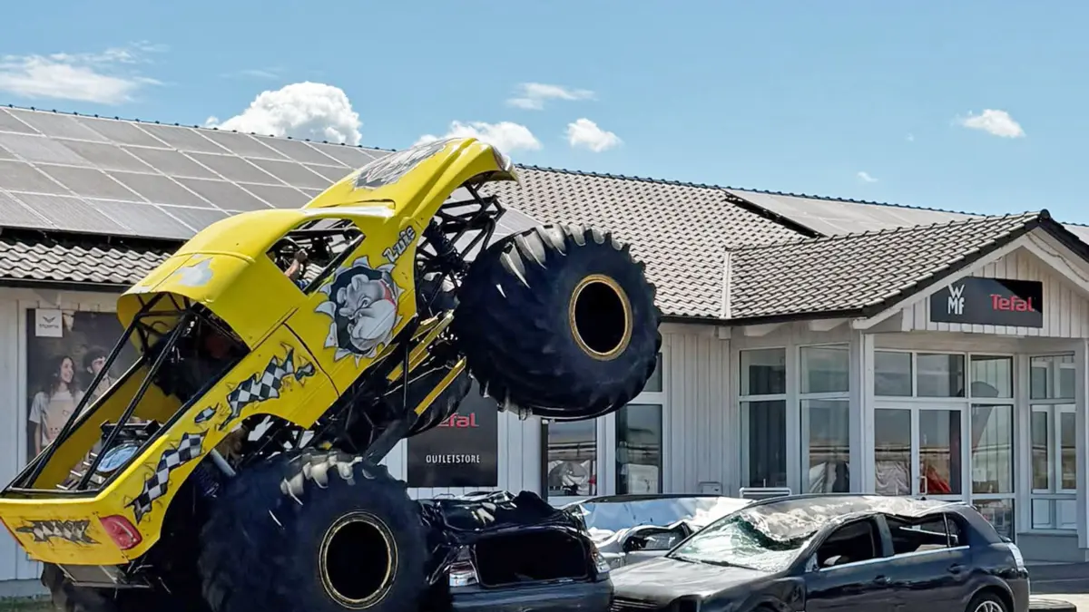 Die XXL-Trucks zermalmten ausgediente Pkw.
