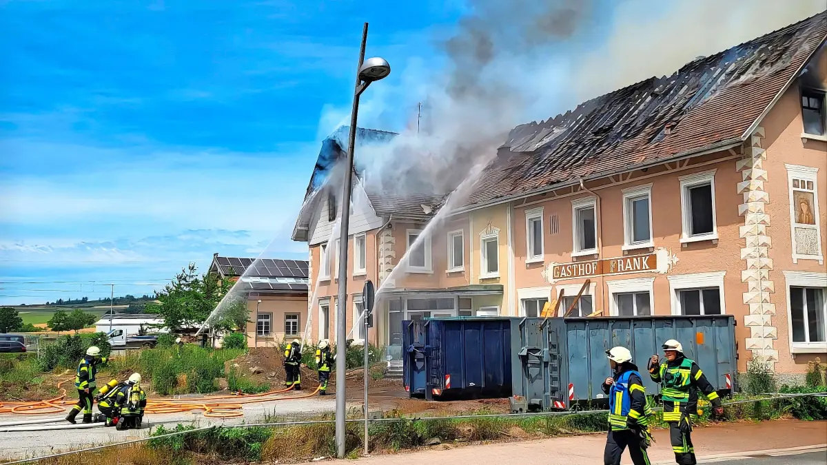 Rund 100 Einsatzkräfte versuchen, den Brand beim Gasthof Frank in Hüfingen unter Kontrolle zu bekommen.
