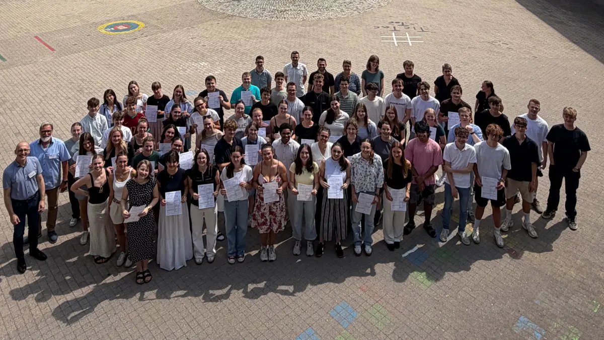 62 Schüler der Jahrgangsstufe J2 des Kepler-Gymnasiums Freudenstadt haben ihr Abitur bestanden.