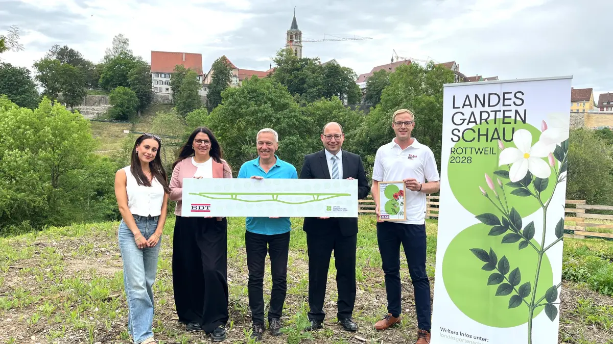 Das Bild zeigt von links im künftigen Landesgartenschau-Gelände: Maila Osterhold, Personalreferentin bei BDT, Landesgartenschau-Geschäftsführerin Ines Gaehn, Dr. Holger Rath, Geschäftsführer von BDT, Oberbürgermeister Dr. Christian Ruf und Daniel Steinhilber, Mitinhaber von BDT.