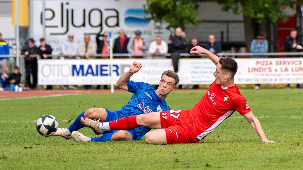 Nur knapp verpasste Tino Bradara (blaues Trikot) mit seinem SGV Freiberg den Aufstieg in die 3. Liga. Erst kurz vor dem Saisonende übernahm die SG Sonnenhof Großaspach die Tabellenführung und wurde Meister in der Regionalliga Südwest.