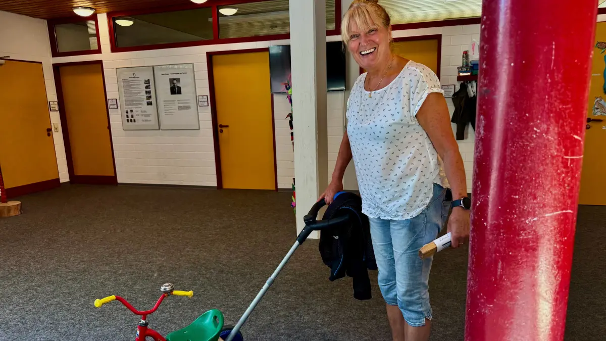 Carola Rapp aus Mariazell und ihr wiederbelebtes Kettler-Dreirad – Verschenkbörse trifft Sperrmüll, zusammengehalten von einem Holzklötzchen.
