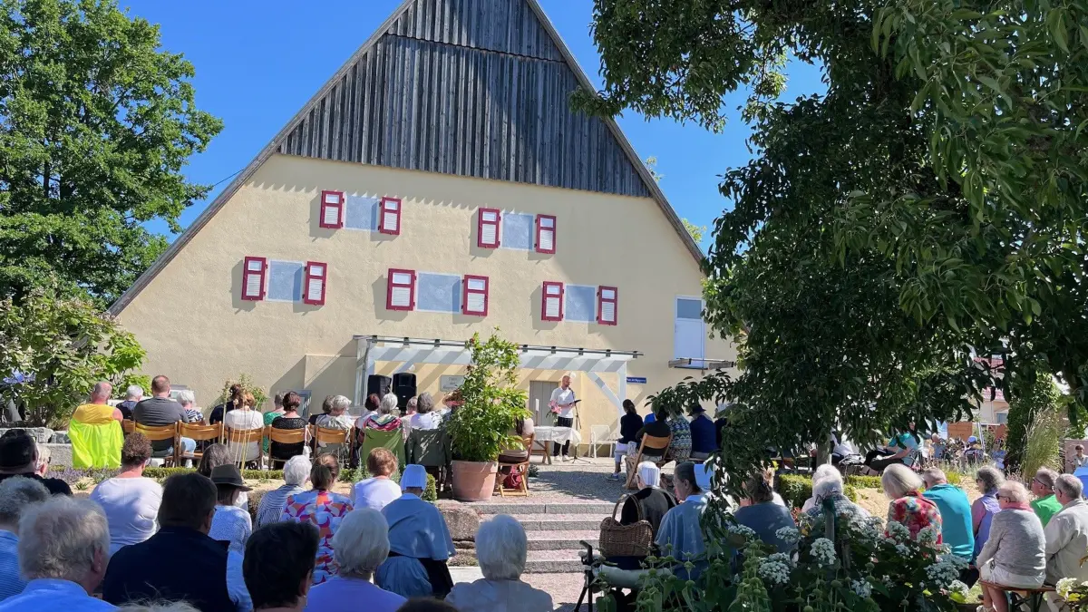 Gottesdienst im Garten der Familie Schäfer