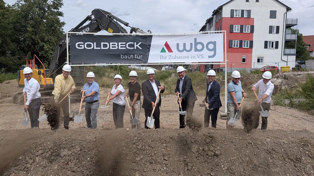 Beim Spatenstich für das Wohnungsbauprojekt an der Schwenninger Sturmbühlstraße waren (von links) Christian Maier von der Baufirma Goldbeck, die WBG‑Aufsichtsräte Olaf Barth und Dirk Sautter, WBG‑Prokuristin Helene Stang, WBG‑Geschäftsführer Rainer Müldner, Oberbürgermeister Jürgen Roth, Bürgermeister Detlev Bührer, WBG‑Projektleiter Kai Engesser, WBG‑Aufsichtsrat Bernd Lohmiller sowie Michael Roth vom Verband baden‑württembergischer Wohnungs- und Immobilienunternehmen anwesend.