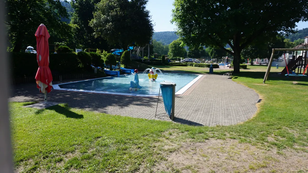 Im Freibad in Bad Liebenzell fühlen sich auch die kleinen Gäste wohl. Für sie gbt es ein Kinderbecken.