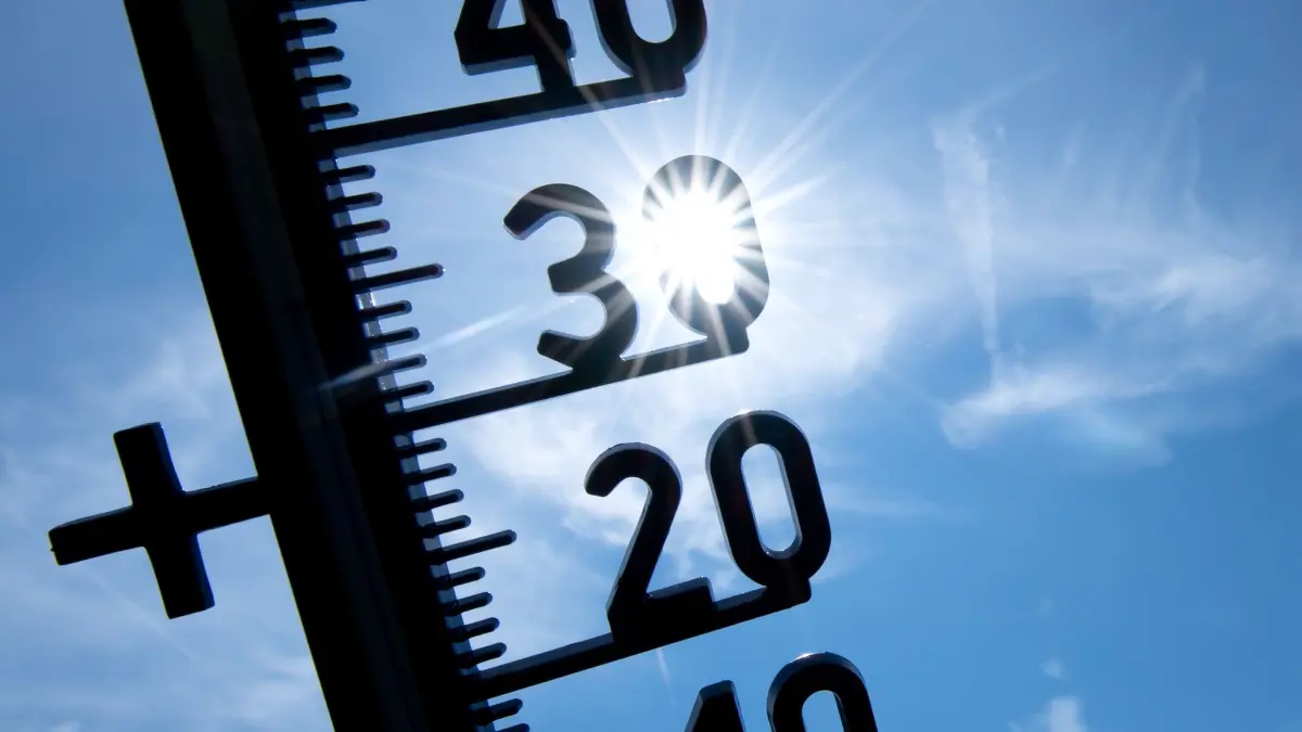 Sommerhitze: ARCHIV - 25.07.2019, Bayern, München: Ein Thermometer zeigt Temperaturen über 30 Grad an. (zu dpa: «RKI: Schon mehr als 500 Hitzetote in Bayern») Foto: Sven Hoppe/dpa +++ dpa-Bildfunk +++