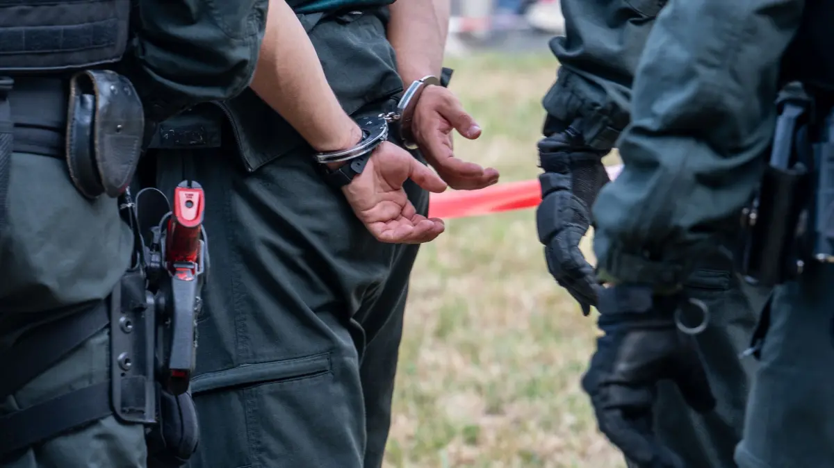 Kriminalität, Polizei, Festnahme, Handschellen