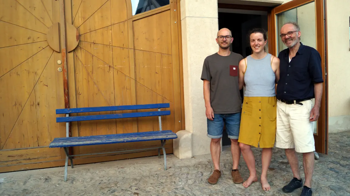 Der Vorstand des neuen Vereins „NahDran“ vor der Kulturscheune in Obereggenen (v.l.): Kassenführer Mario Hetzel, stellvertretende Vorsitzende Sabine Weigand und Vorsitzender Andreas Köndgen