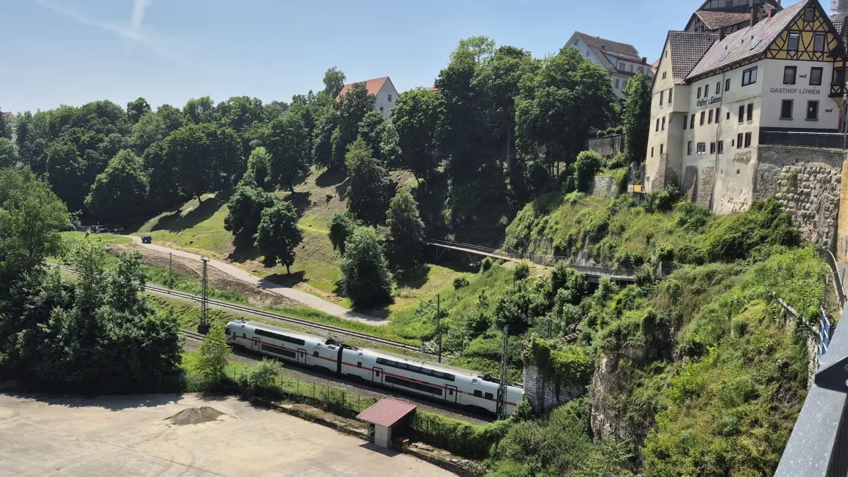 Die Bahnverbindung ist in den Sommerferien wegen der Sanierung der Bahnüberführung Göllsdorf beeinträchtigt. Eine Woche wird die Bahnstrecke an dieser Stelle gesperrt.