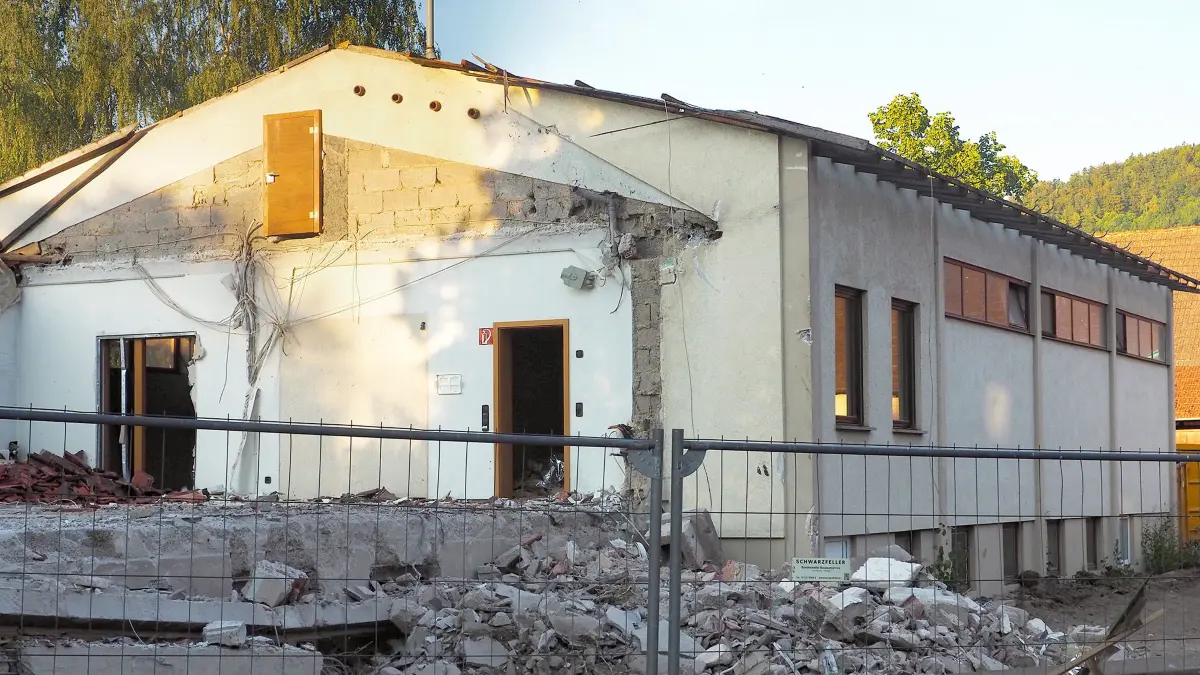 Der Abriss des Volksbankareals ist in vollem Gange.