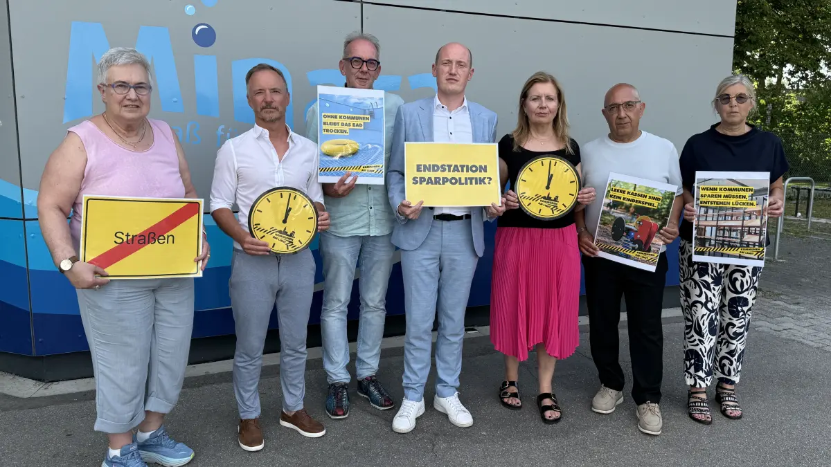 Ziehen an einem Strang: Bürgermeister Jonathan Berggötz, Kurgeschäftsführer Markus Spettel und die Sprecher der Gemeinderatsfraktionen vor dem Minara im Rahmen des bundesweiten Aktionstags „Kommunen am Limit“.