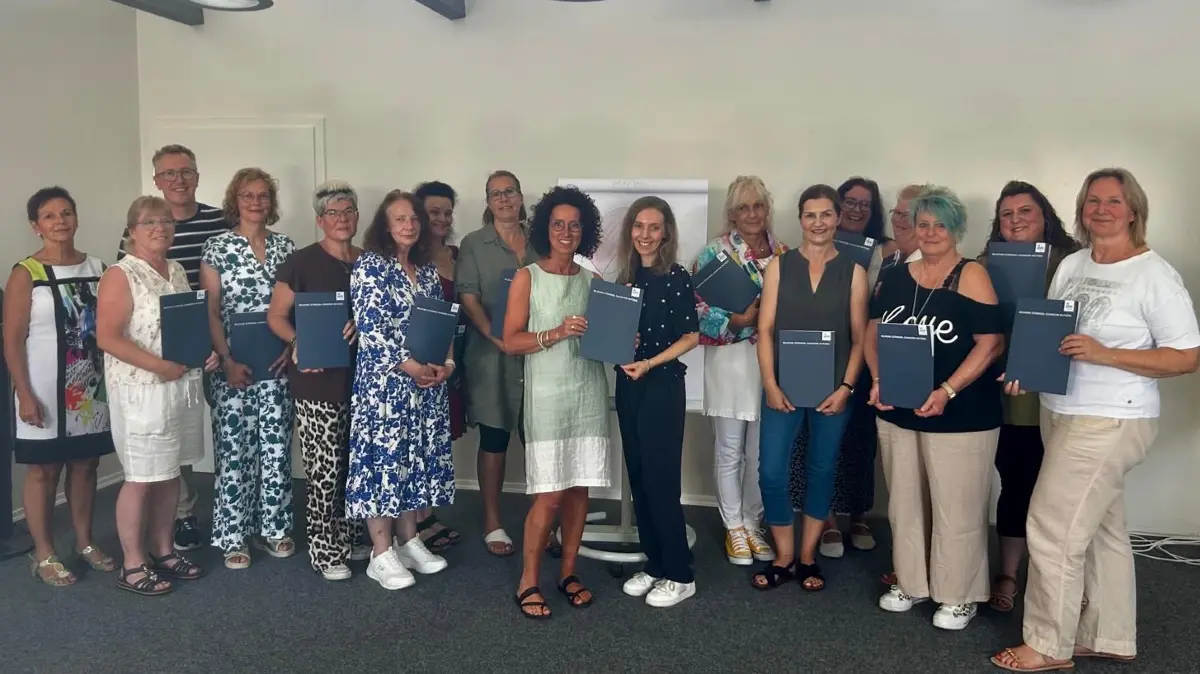 xx Frauen sind nun qualifizierte Betreuerinnen. Susanne Sauter (mittig, grün-weißes Kleid), Betreuerin der Grundschulbetreuung, Jasmin Traum von der AIM freuen sich über die Zertifizierung des Berufs. Auch Dozentin Petra Jurczyk (links) und Bürgermeister Hans Michael Burkhardt sind stolz.